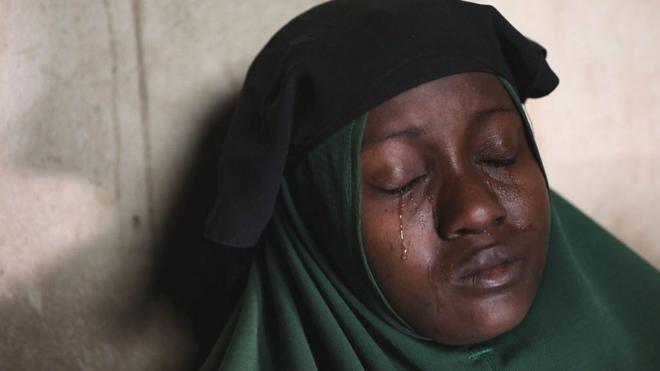 Une mère en pleurs dont les deux filles ont été enlevées