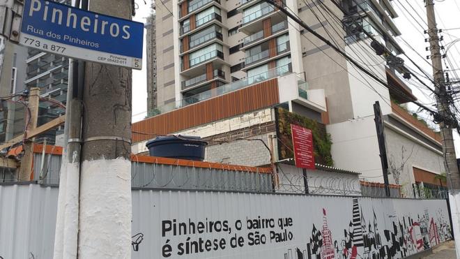 Tapumes de construtora cercam terreno de futuro empreendimento em Pinheiros