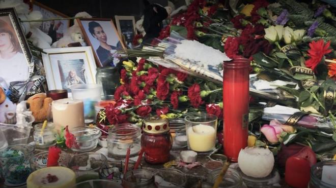 Жители Орска несут цветы к стихийному мемориалу жертвам крушения Ан-148