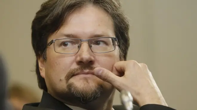 Ректор ЕУ Олег Хархордин сообщил в понедельник своим сотрудникам, что университет может продолжить работать как исследовательский институт