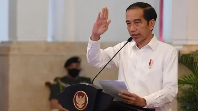 Presiden kemudian menyarankan setiap daerah mengedepankan pembatasan sosial berskala mikro atau lokal.