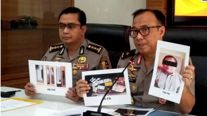 Kepala Biro Penerangan Masyarakat Divisi Humas Polri, Brigjen Dedi Prasetyo, memperlihatkan foto Para Wijayanto.