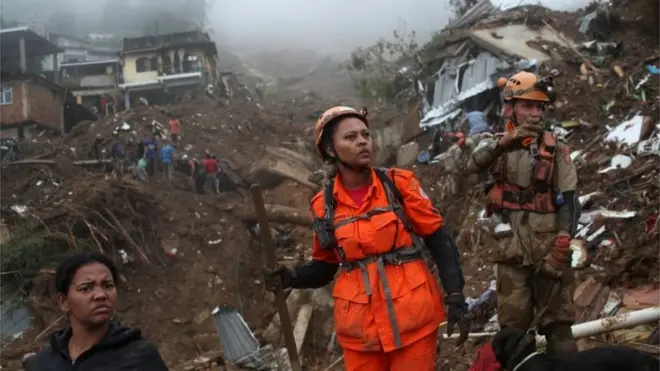 Tempestade atingiu Petrópolis (RJ), causando destruição e mortes