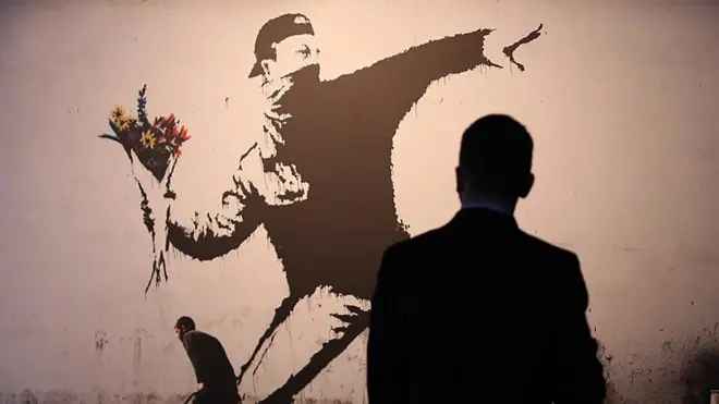 "Он как Шекспир": в Россию впервые привезли выставку Бэнкси