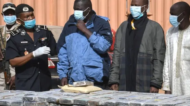 La cocaïne saisie est vue sur une table dans les locaux de l'Office central pour la répression du trafic illicite des stupéfiants à Niamey, le 5 janvier 2022.