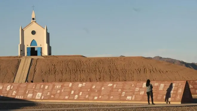 Istel percaya bahwa pengetahuan yang dicari sendiri merupakan salah satu bentuk pendidikan terbaik, dan museumnya menawarkan informasi yang lebih dari cukup untuk memuaskan hasrat para pembaca.
