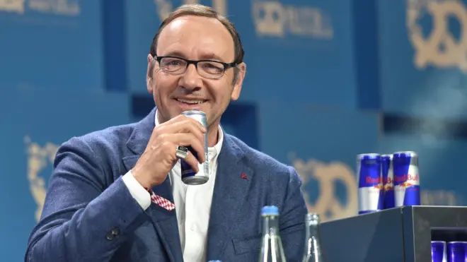 Oscar ödüllü aktör Kevin Spacey su içiyor
