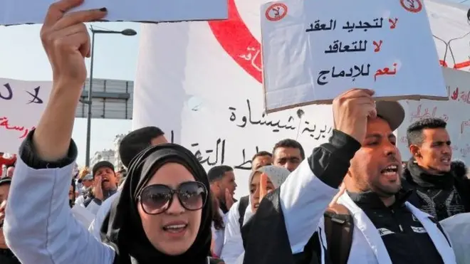 मोरक्को के सरकारी स्कूल के शिक्षक अपने अनुबंधों में हुए बदलाव को सार्वजनिक शिक्षा प्रणाली खत्म करने की दिशा में पहले प्रयास के रूप में देखते हैं.