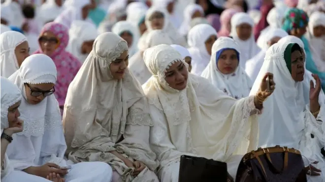 Dua perempuan berswafoto alias selfie sebelum menunaikan salat Idul Adha di Banda Aceh, Jumat (01/09).