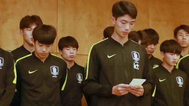 韩国U18青年队全体在镜头前致歉。