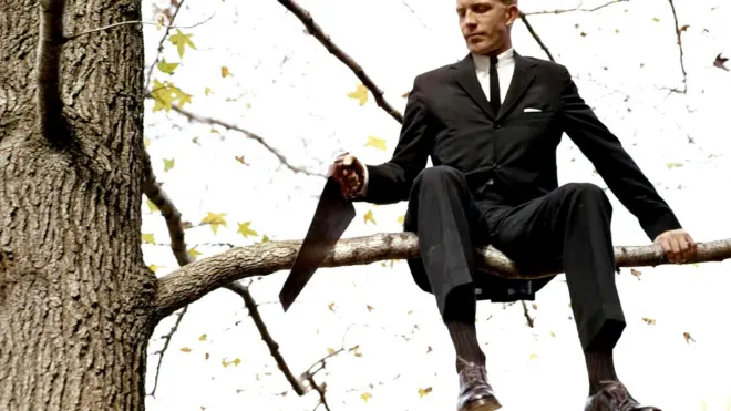 Мужчина пилит сук, на котором сидит