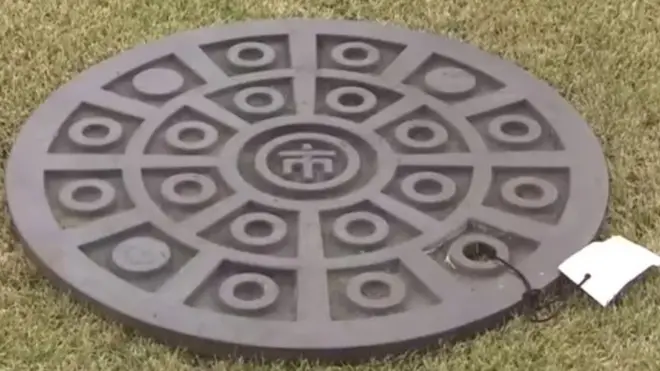 Крышка люка весит около 40 кг, но можно ли ей найти применение в домашнем хозяйстве?