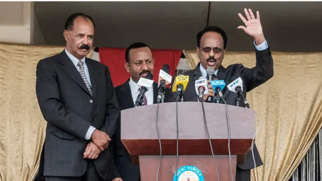 ፕሬዝደንት ኤርትራ ኣቶ ኢሳይያስ ኣፈወርቂ፣ ቀዳማይ ሚኒስትር ኣብዪ ኣሕመድ [ማእከል]፣ ፕሬዝደንት ሶማሊያ መሓመድ ፋርማጆ [የማን]