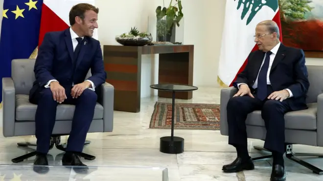 يتهم بعض الكتاب العرب ماكرون بأنه يكرس للنظام القديم بزيارته الثانية للبنان