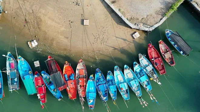 เรือจอดเรียงที่หาด