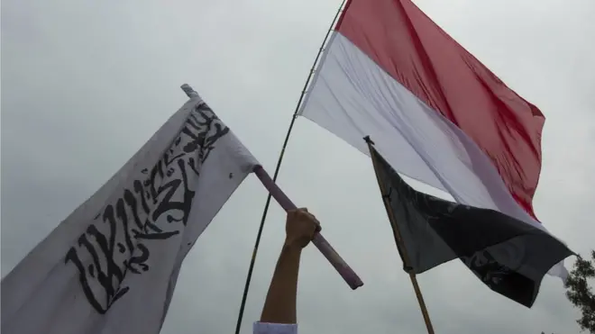 Pengamat Yudi Latif menilai bahwa hanya pada pilkada Jakarta sajalah kepentingan politik dan agama bertemu yang memunculkan sektarianisme.