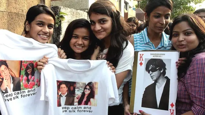 شاہ رخ خان اپنے مداحوں کے درمیان