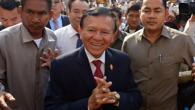 Ông Kem Sokha ̣(giữa) ̣ dẫn dắt đảng đối lập Cứu nguy Dân tộc Campuchia từ tháng 2/2017