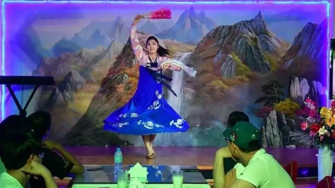 มีข้อมูลว่าเกาหลีเหนือดำเนินกิจการร้านอาหารราว 130 แห่งทั่วโลก เช่นในภาพคือที่ดูไบ