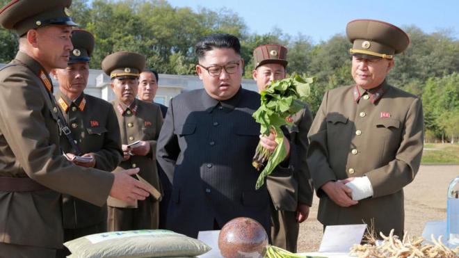 조선중앙통신(KCNA)이 공개한 2017년 9월 29일 사진 속 김정은 북한 국무위원장이 북한군 810부대 1116번 농장을 방문하고 있다