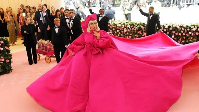 Lady Gaga, salah satu tuan rumah penyelenggara Met Gala tahun ini, bertransformasi ke dalam empat tampilan berbeda saat hadir pada gelaran tahunan yang kali ini bertema 'camp'.