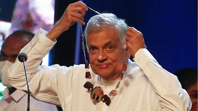 රාජපක්ෂ වරයෙක් ඇතුළු නව රාජ්‍ය අමාත්‍යවරුන් 37ක් අද ජනපති ඉදිරියේ දිව්රුම් දෙයි