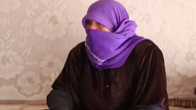 لاجئون سوريون في إدلب يحرقون روث البقر لتدفئة الشتاء القارس