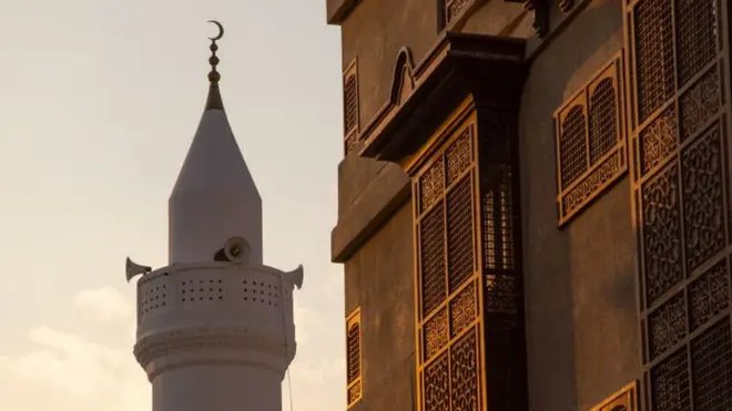 Kementerian Urusan Islam Arab Saudi mengumumkan pekan lalu semua pengeras suara harus disetel hanya sepertiga dari volume maksimumnya. (Foto: Menara sebuah masjid di Kota Jeddah, Arab Saudi)