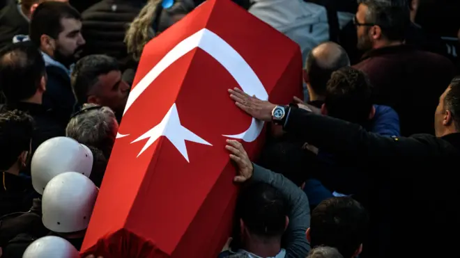 تشییع جنازه پلیس‌های کشته شده در انفجارهای استانبول