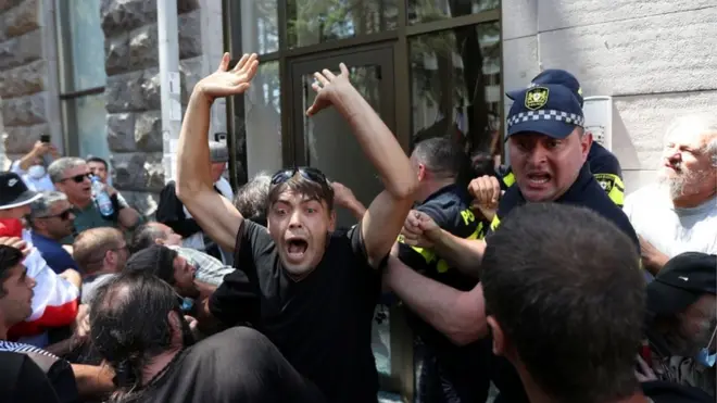 Протестувальники штурмують офіс ЛГБТ-спільноти у Тбілісі