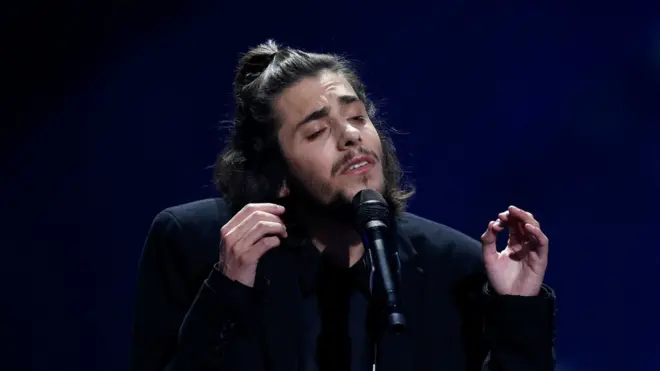 27-летний Салвадор Собрал выступил с балладой Amar Pelos Dois