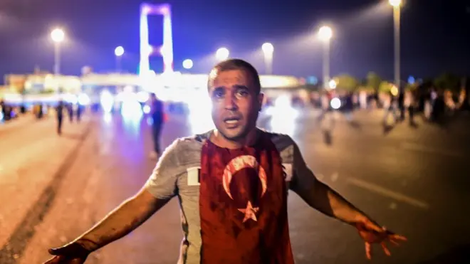 Türkiye'de 15 Temmuz'daki darbe girişimi sırasında, Boğaziçi Köprüsü'nde (sonradan ismi 15 Temmuz Şehitler Köprüsü olarak değiştirildi) bazı askerlerle Cumhurbaşkanı Recep Tayyip Erdoğan'ın çağrısıyla sokağa dökülenler karşı karşıya geldi.