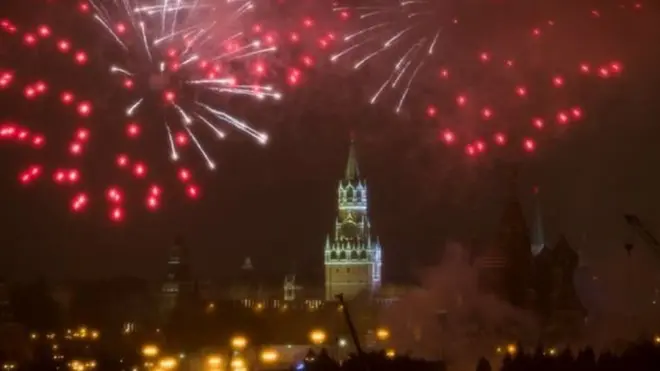 روسی شہر کریملن میں نئے سال کی آمد پر آتش بازی کا ایک منظر