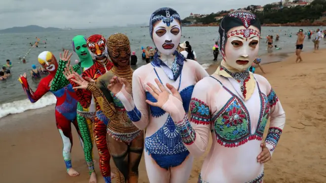 ژست گرفتن چندین مدل با ماسک‌های رنگین در چین