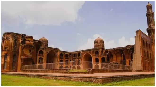 محمود گوان مسجد، مدرسہ