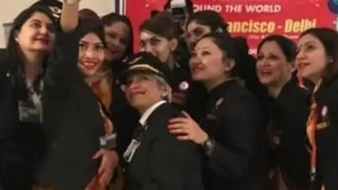 सैन फ्रांसिस्को हवाई अड्डे पर एयर इंडिया की महिला कर्मचारी.