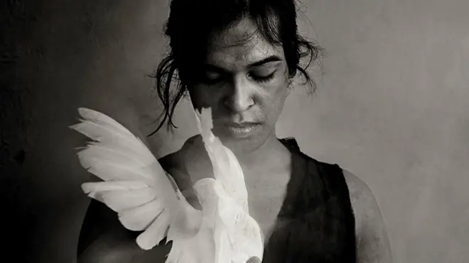 Когда Мохоне (сейчас ей 29) исполнилось 10 лет, она заявила, что она - женщина. Отец запер мальчика в домашних стенах на три года, чтобы никто его (ее?) не видел. Мохона сбежала и сейчас живет в Дели