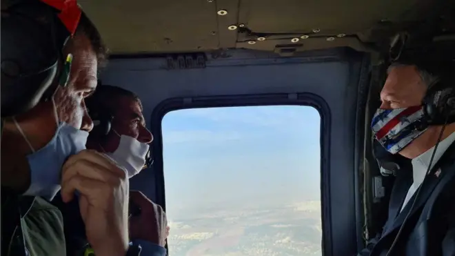 وزير الخارجية الإمريكي مايك بومبيو (على اليمين) في طائرة برفقة نظيره الإسرائيلي جابي أشكنازي ( الثاني من اليسار) لتفقد مرتفعات الجولان السورية التي تحتلها إسرائيل.