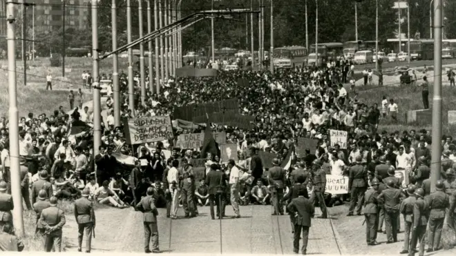 Studenti su 3. juna prepodne do podvožnjaka, gde ih je dočekala policija, došli sa raznim parolama i Titovom slikom na čelu kolone