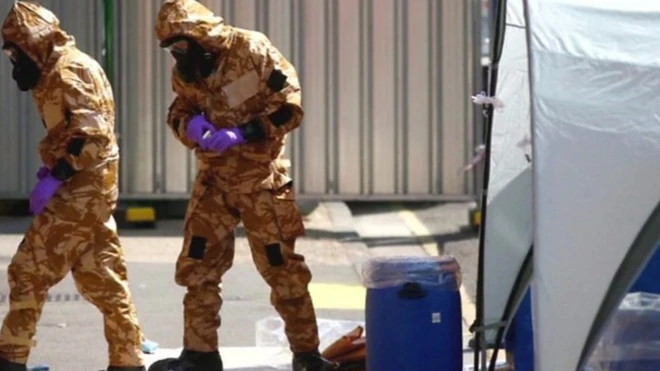 ارتدت قوات الشرطة سترات واقية من المواد الضارة أثناء فحص وتفتيش موقع تعرض شخصين في سالزبري لغاز أعصاب