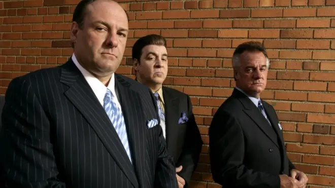 La historia de Tony Soprano (James Gandolfini, que aparece con Steven Van Zandt y Tony Sirico), marcó una nueva era en TV en la que de pronto "todo estaba permitido".