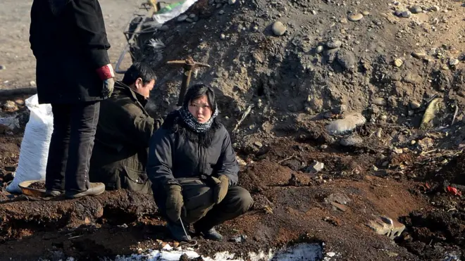 2013년 북한 신의주에서 촬영된 노동자의 모습