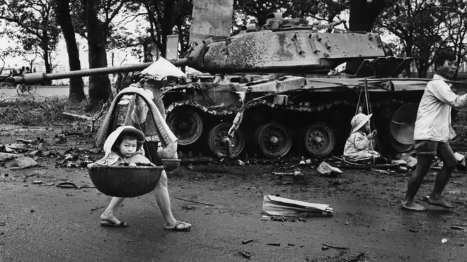 Người dân Huế trở về nhà sau giao tranh tháng 1-2 năm 1968