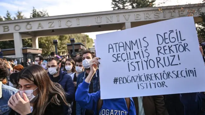 Boğaziçi Üniversitesi öğrencileri, son birkaç gündür yaşananları BBC Türkçe'ye anlattı. Eylemlerinin barışçıl olduğunu vurgulayan öğrenciler, gördükleri polis şiddetinin sona ermesini, gözaltında olan ve tutuklanan arkadaşlarının serbest bırakılmasını talep ediyor. Terörist suçlamalarını ise reddediyorlar.