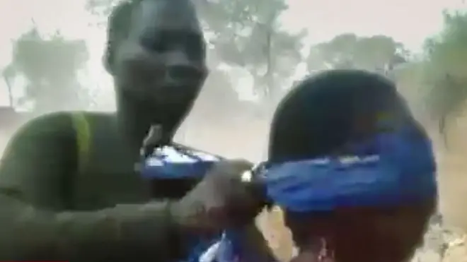 Mwaajeshi mafunga kitambaa mwanamke na kumpiga risasi