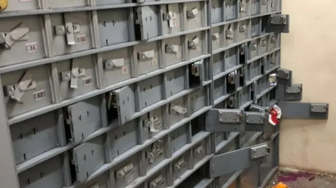 پولیس کا کہنا ہے کہ پینک کے 225 میں سے 30 لاکروں میں چوری کی گئی ہے۔