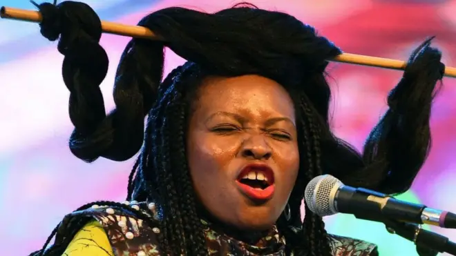 توجد العديد من الأمثلة على لغات مختلطة تتجاوز المعروف في بعض المستعمرات الأوروبية السابقة