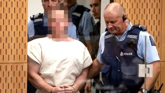 ప్రధాన అనుమానితుడు బ్రెంటన్ టారంట్‌ను పోలీసులు కోర్టులో ప్రవేశపెట్టారు.