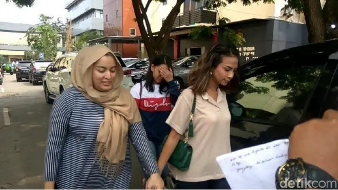 Vanessa Angel (kanan) mendatangi Polda Jawa Timur sebelum meninggalkan Surabaya untuk kembali ke Jakarta, Senin (7/1).