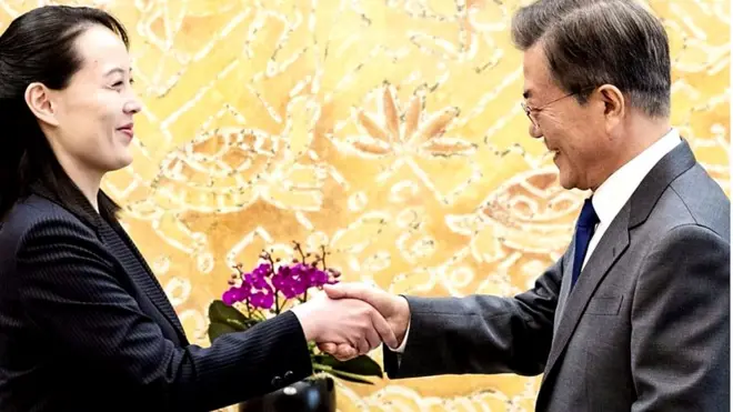 Bà Kim Yo-jong chuyển cho Tổng thống Hàn Quốc Moon Jae-in một văn bản viết tay từ anh tranh của bà, lãnh đạo Bắc Hàn Kim Jong-un